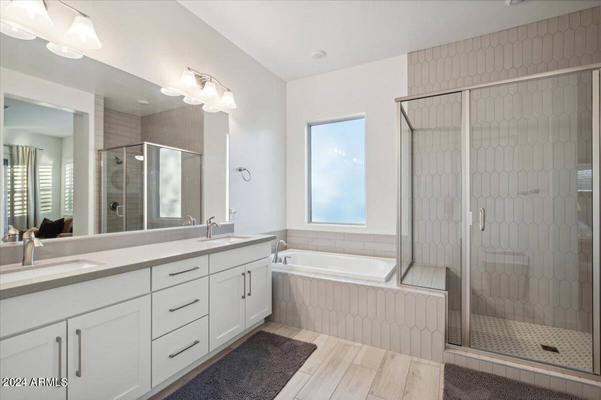 744 North Moon Road Apache Junction, AZ 85119 - Photo 5 of 42 Large Custom Primary bath