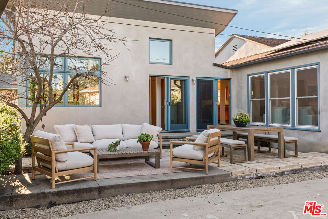 3344 Delaware Avenue Santa Monica, CA 90404 - Photo 18 of 28 a living room with furniture and window