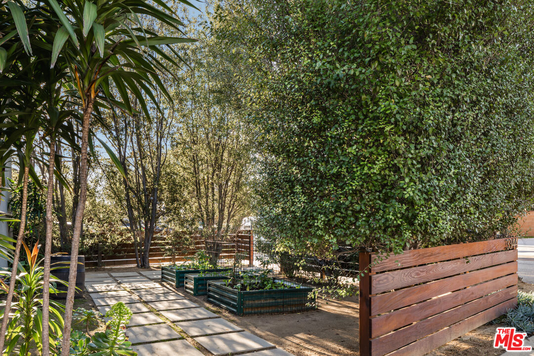 3344 Delaware Avenue Santa Monica, CA 90404 - Photo 6 of 28 a backyard of a house with lots of green space