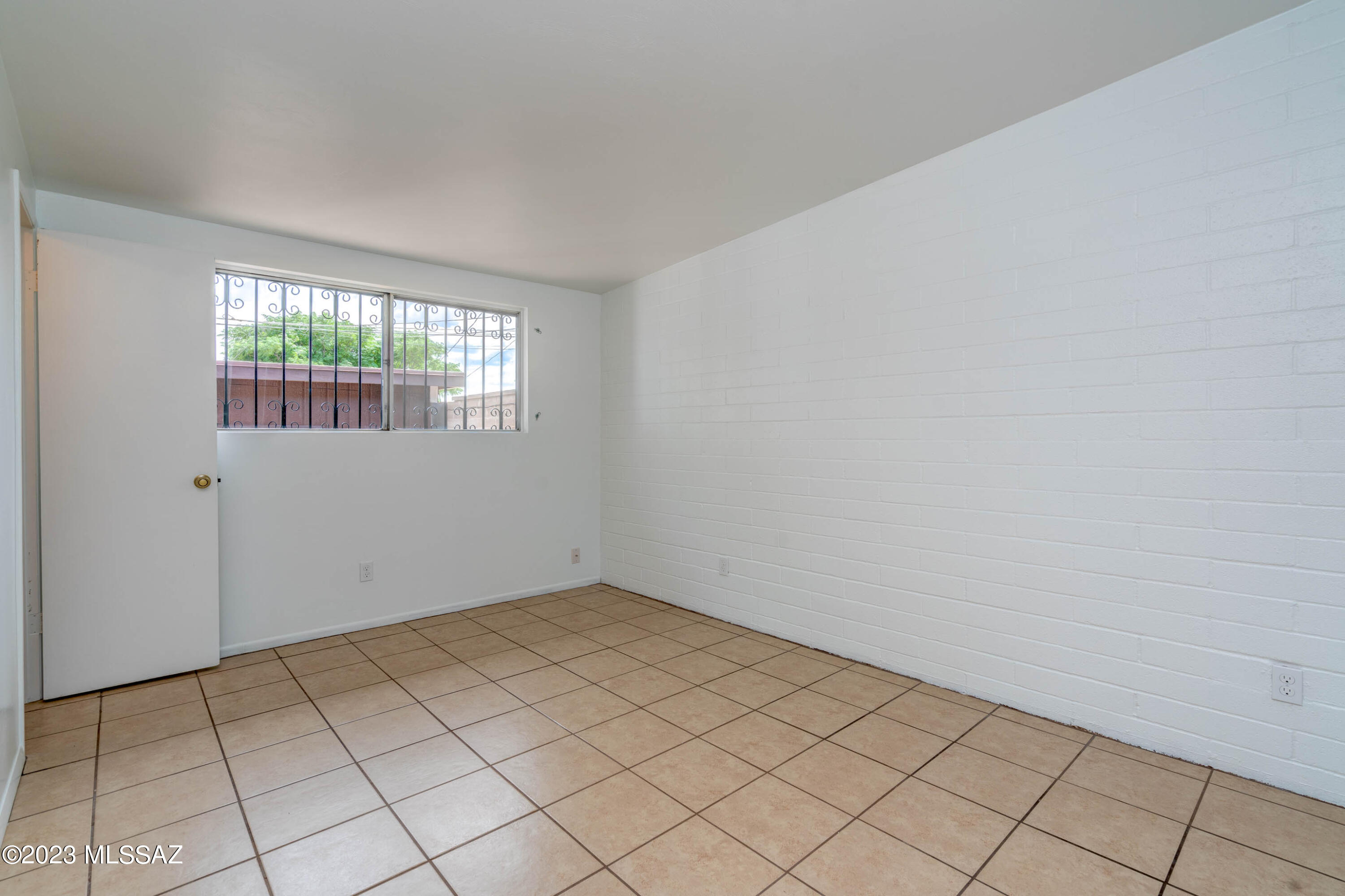 1845 West Caravelle Road Tucson, AZ 85713 - Photo 11 of 31 a view of an empty room and window