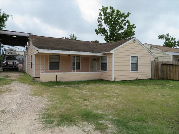 a view of a house with a backyard