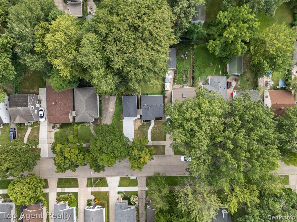 2169 Roslyn Road Grosse Pointe Woods, MI 48236 - Photo 35 of 43