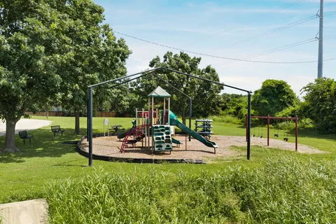 $325,000 | 810 Hilltop Drive, Leander, TX 78641