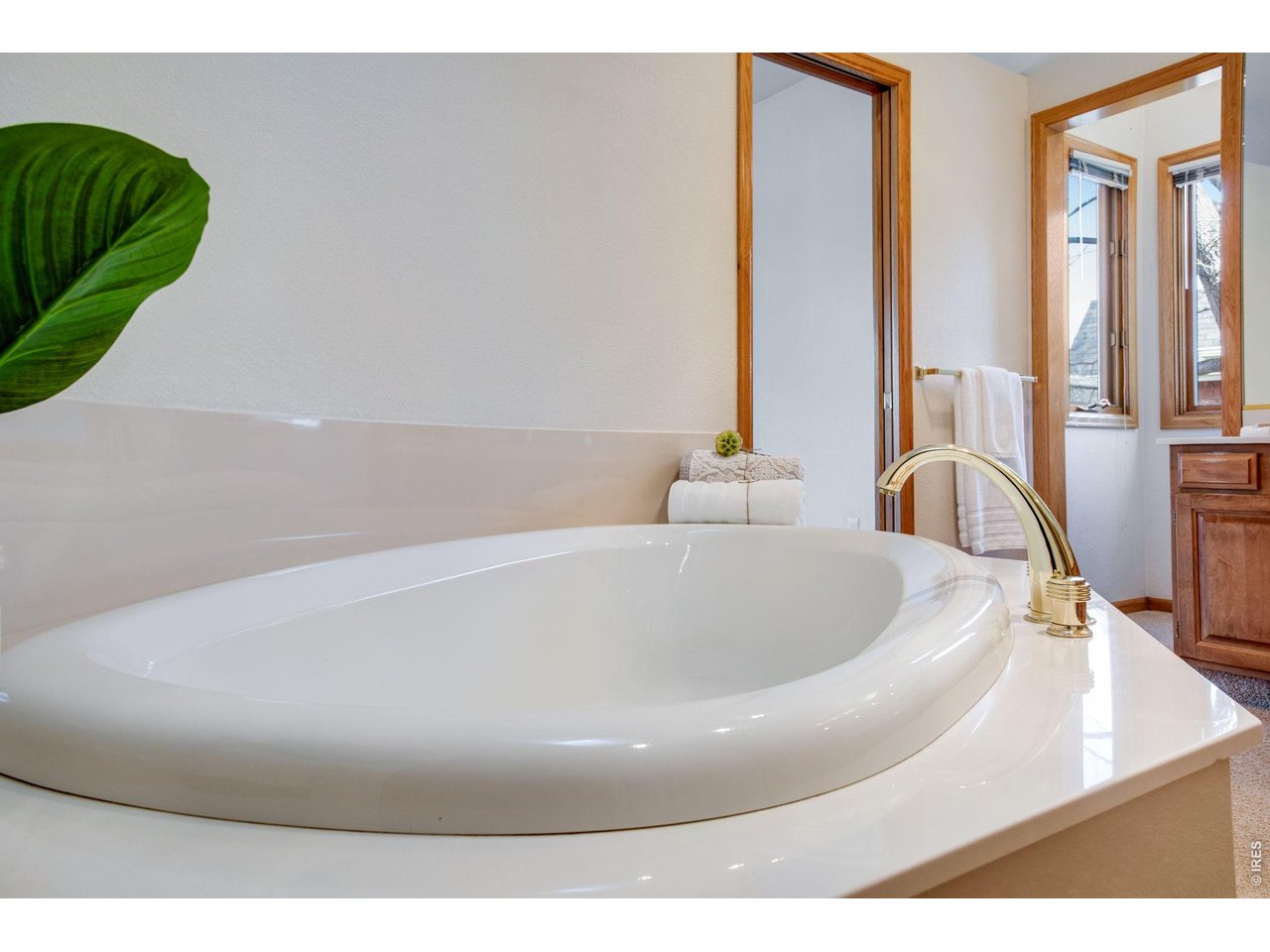 6230 Eagle Ridge Court Fort Collins, CO 80525 - Photo 40 of 50 Relax in the Large Soaking Tub