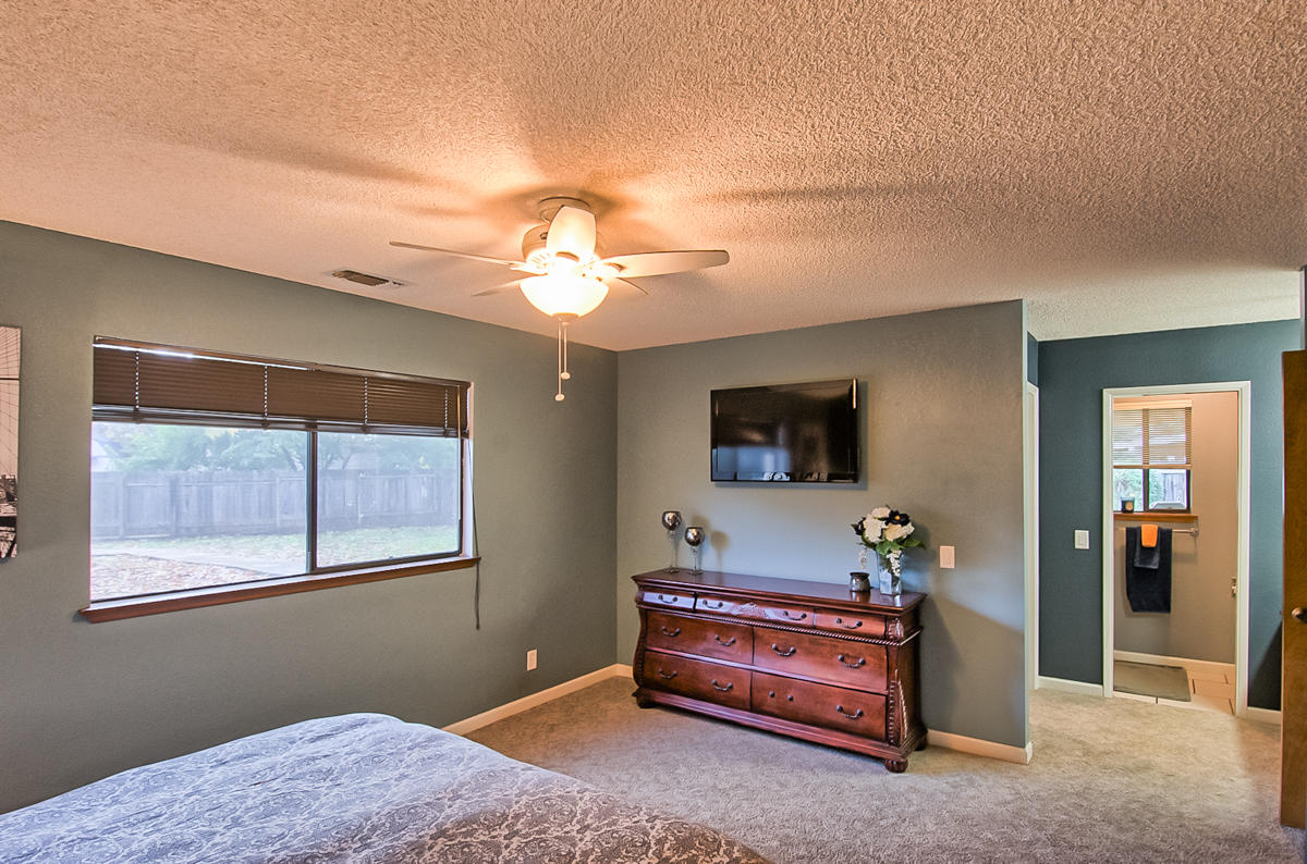 1077 Woodside Meadows Road Redding, CA 96002 - Photo 14 of 25 Master Bedroom
