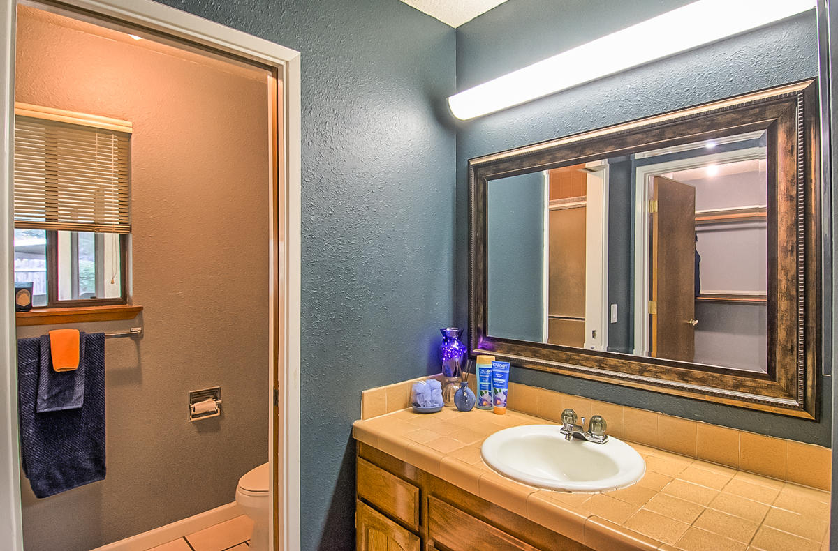 1077 Woodside Meadows Road Redding, CA 96002 - Photo 16 of 25 Master Bath