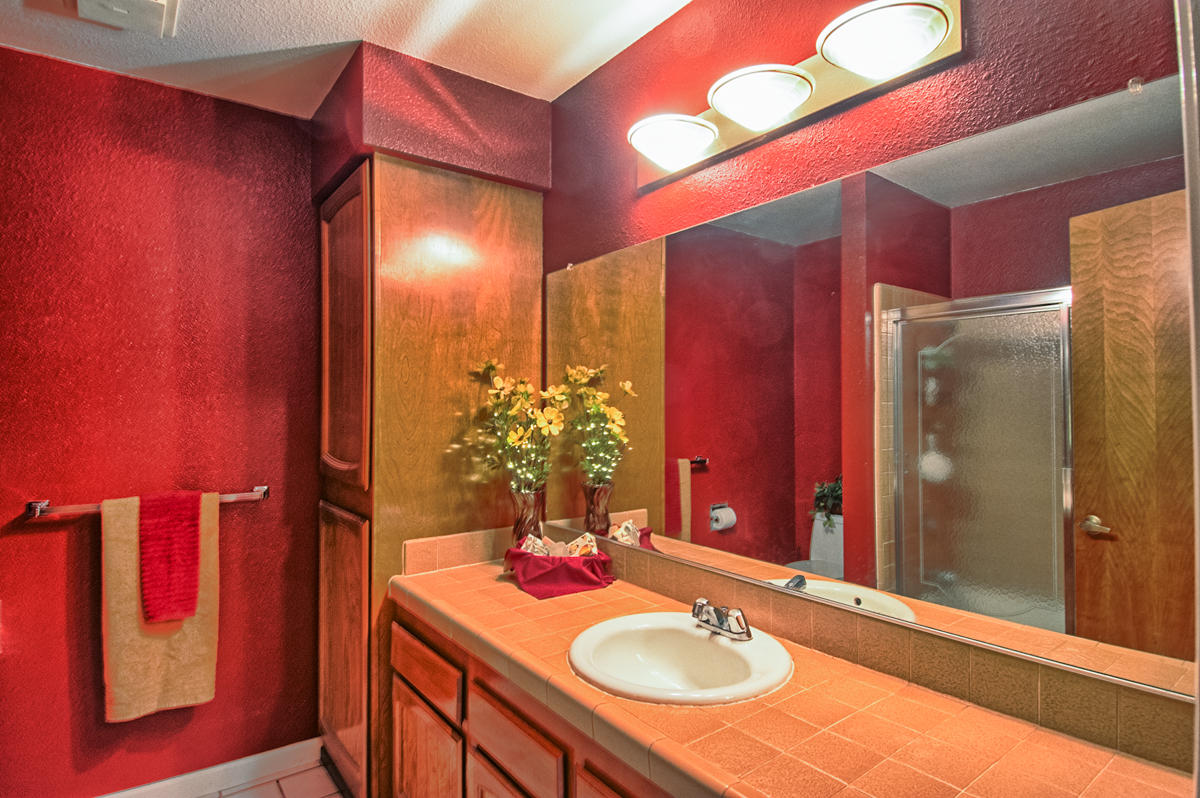 1077 Woodside Meadows Road Redding, CA 96002 - Photo 18 of 25 Guest Bath