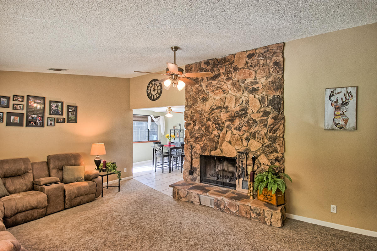 1077 Woodside Meadows Road Redding, CA 96002 - Photo 5 of 25 Living Room