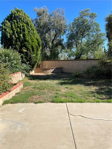 a view of a backyard