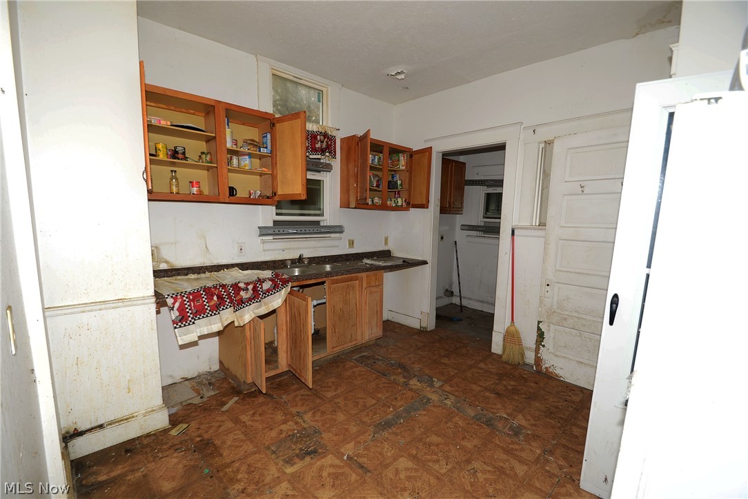 1824 Charles Road Cleveland, OH 44112 - Photo 5 of 21
