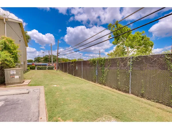 a view of a backyard