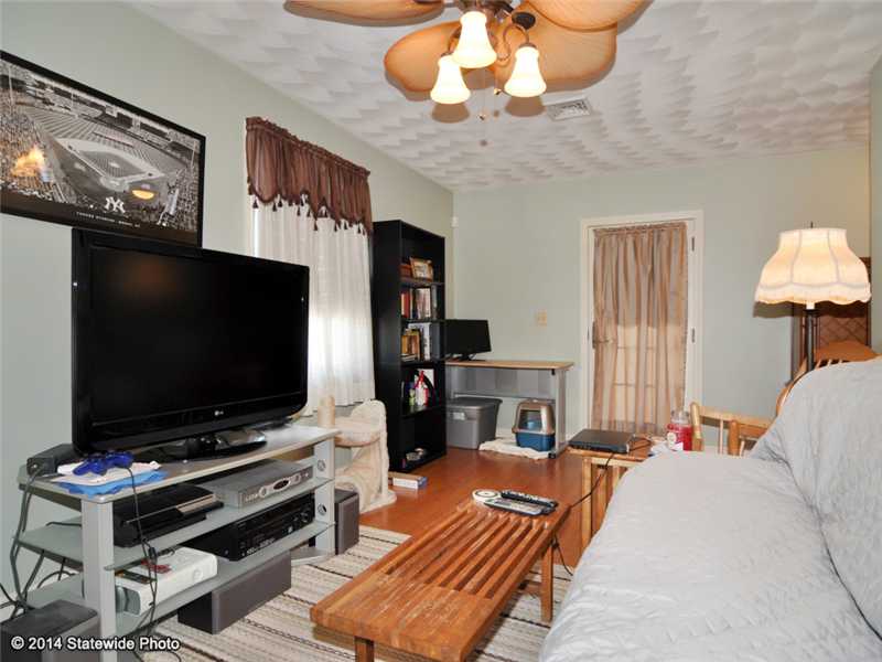22 Knowlesway Narragansett, RI 02882 - Photo 2 of 25 Living Room.