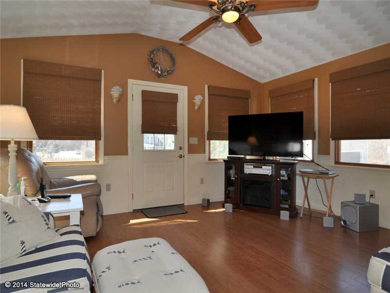 22 Knowlesway Narragansett, RI 02882 - Photo 4 of 25 Den/Family/Great Room.