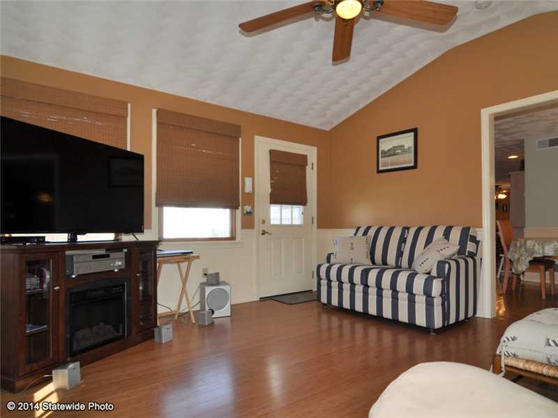 22 Knowlesway Narragansett, RI 02882 - Photo 5 of 25 Den/Family/Great Room.