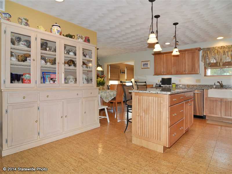 22 Knowlesway Narragansett, RI 02882 - Photo 7 of 25 Kitchen.
