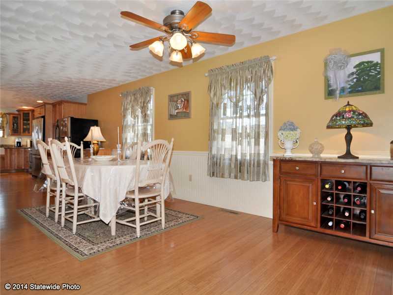 22 Knowlesway Narragansett, RI 02882 - Photo 10 of 25 Dining Room.