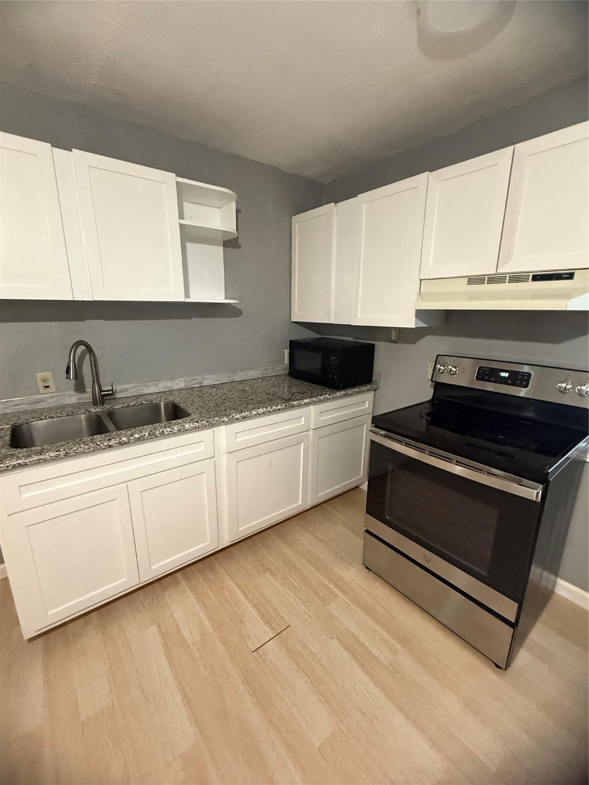 8412 Peekskill Lane Houston, TX 77075 - Photo 11 of 45 appliances pictured will remain