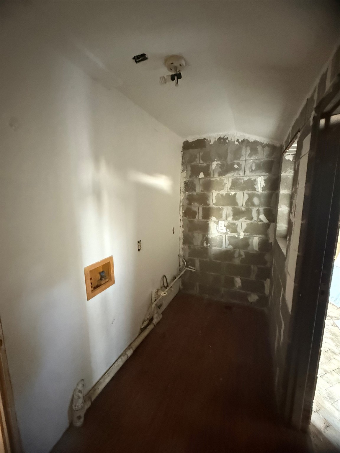 8412 Peekskill Lane Houston, TX 77075 - Photo 14 of 45 door in kitchen leads to utility room with washer and dryer connections