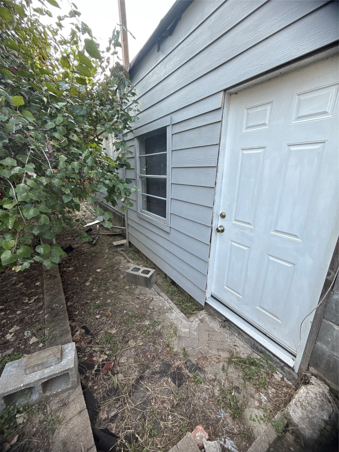 8412 Peekskill Lane Houston, TX 77075 - Photo 34 of 45 door is in secondary bedroom