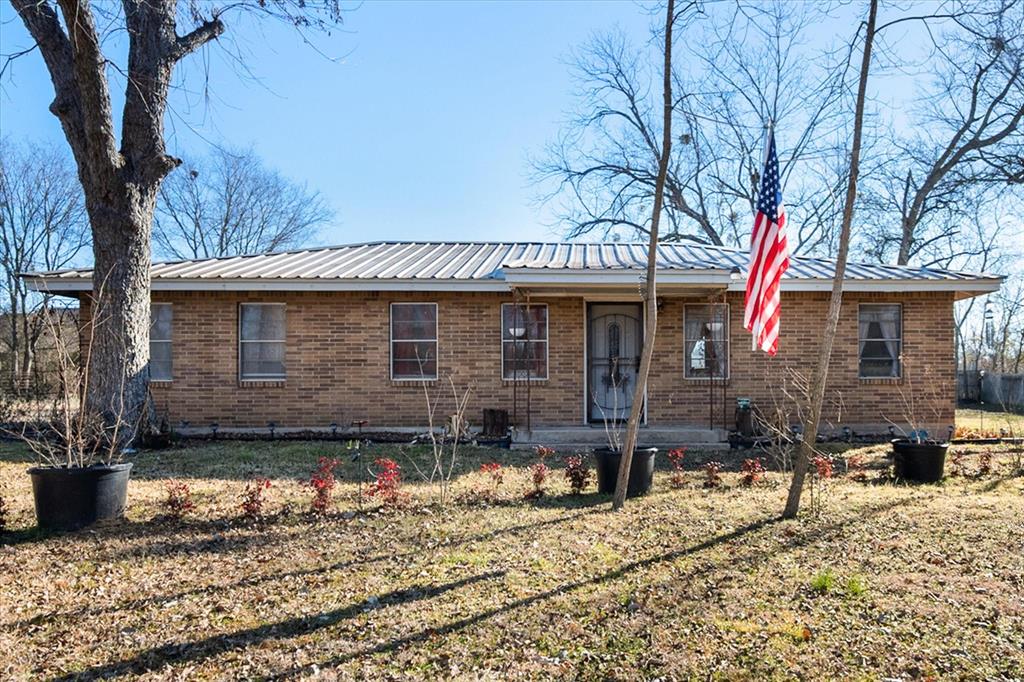 448 South Bateman Road Fairfield, TX 75840 - Photo 23 of 24 a front view of a house with garden