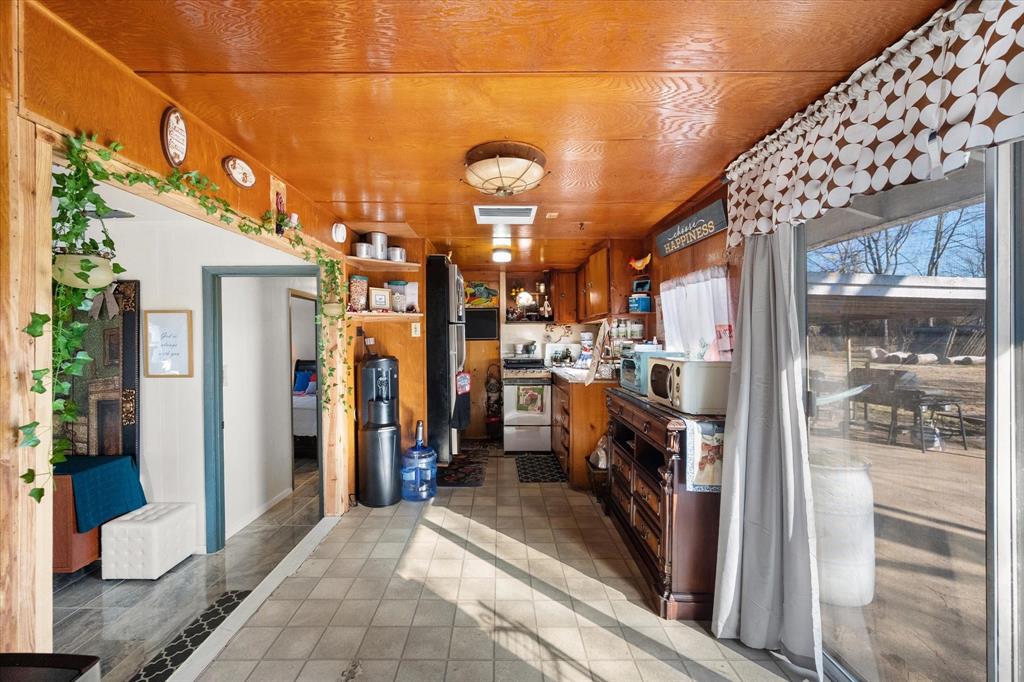 448 South Bateman Road Fairfield, TX 75840 - Photo 3 of 24 a view of a hallway with a living room