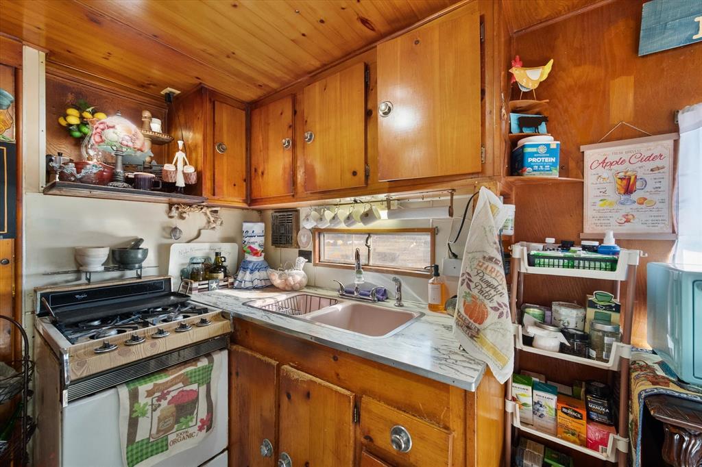 448 South Bateman Road Fairfield, TX 75840 - Photo 4 of 24 a kitchen with a stove and a sink