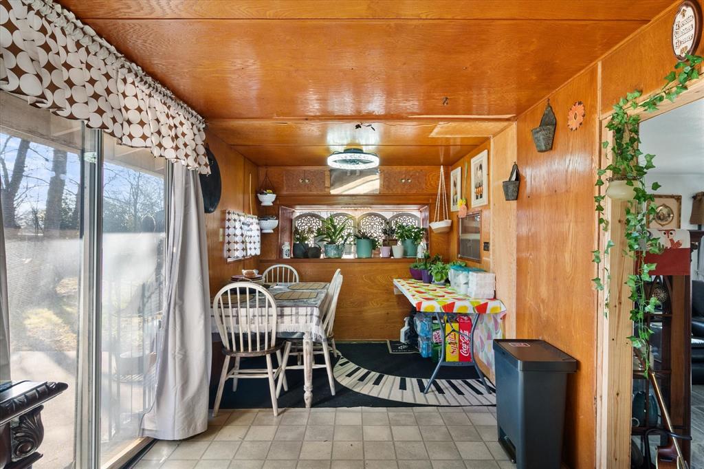 448 South Bateman Road Fairfield, TX 75840 - Photo 5 of 24 a view of a chairs and table in the balcony