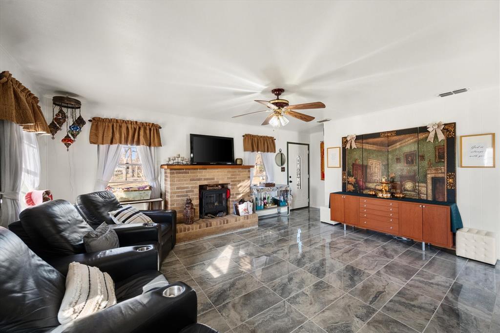 448 South Bateman Road Fairfield, TX 75840 - Photo 6 of 24 a living room with furniture and a flat screen tv