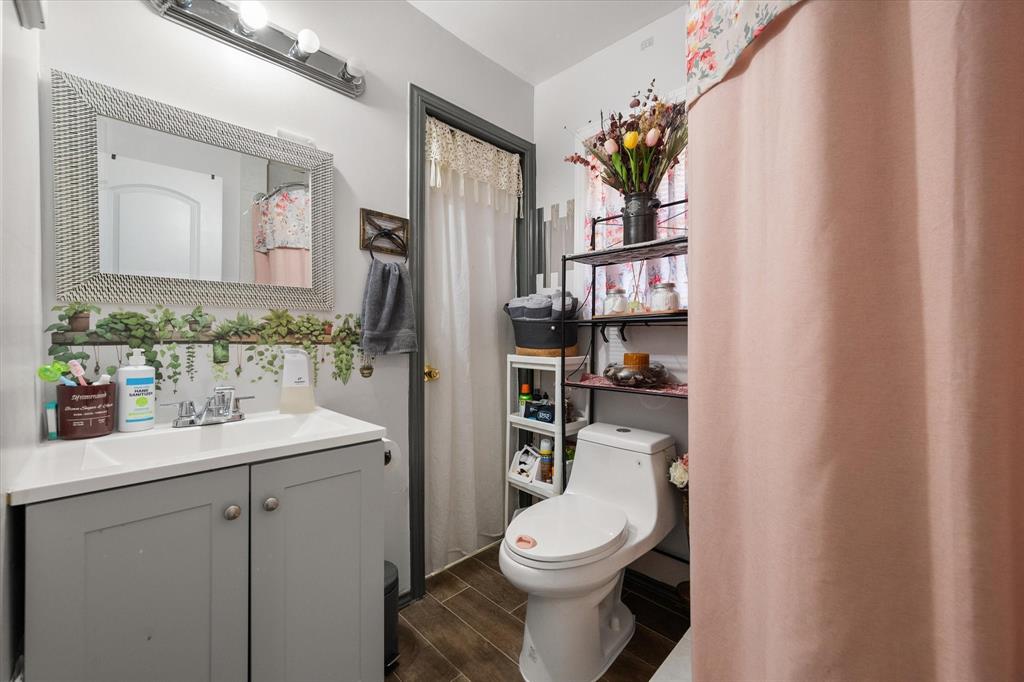 448 South Bateman Road Fairfield, TX 75840 - Photo 9 of 24 a bathroom with a toilet sink and mirror