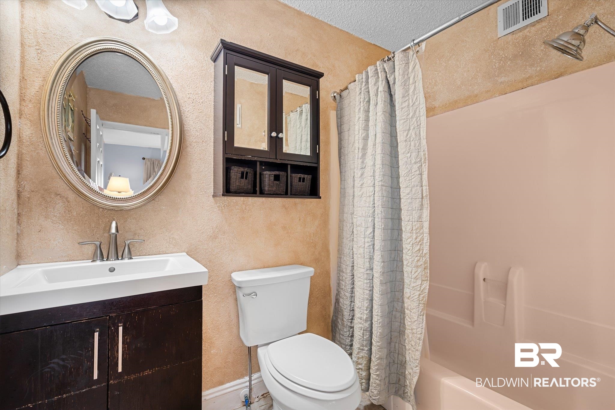 400 Plantation Road, Unit 3222 Gulf Shores, AL 36542 - Photo 11 of 31 Full bathroom featuring a textured ceiling, vanity, toilet, and shower / tub combo
