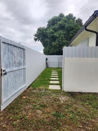 a view of back yard of the house