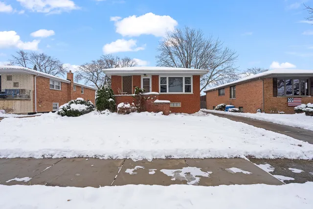 $260,000 | 17363 Oleander Avenue, Tinley Park, IL 60477