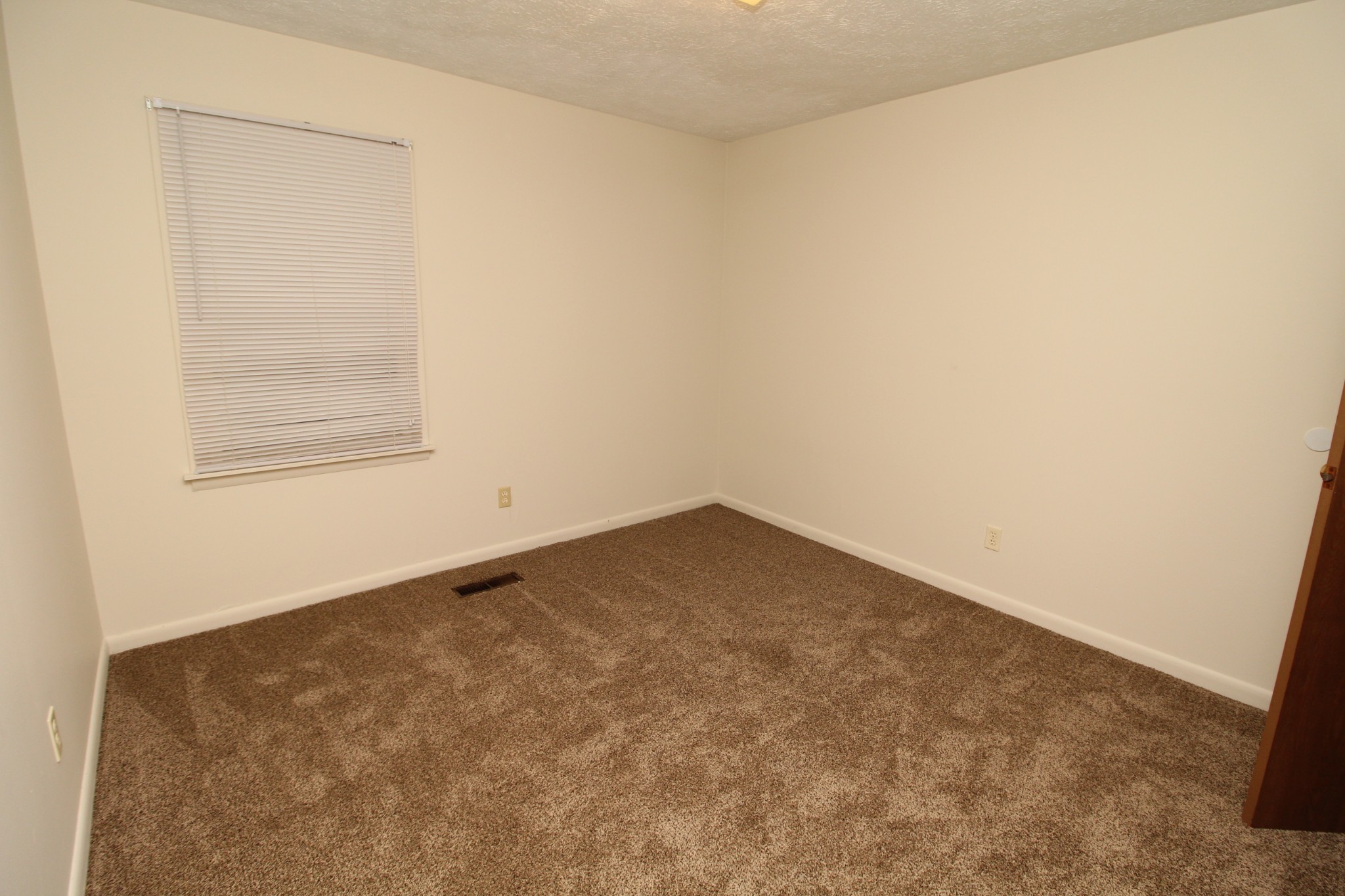 2505 Nelson Drive, Unit F Hopkinsville, KY 42240 - Photo 6 of 7 an empty room with a window