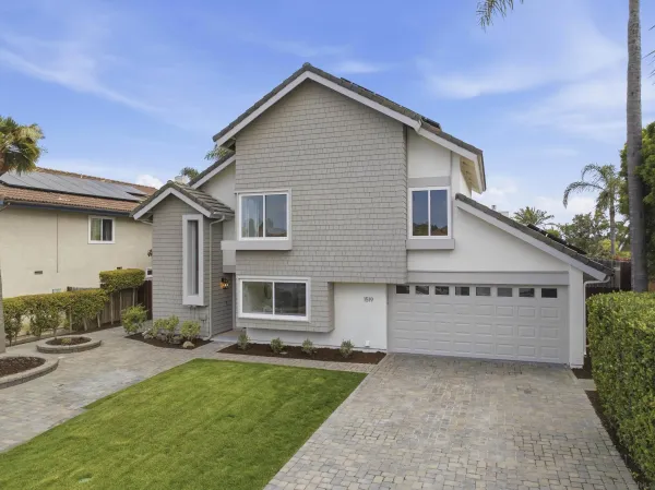 a view of a house with backyard