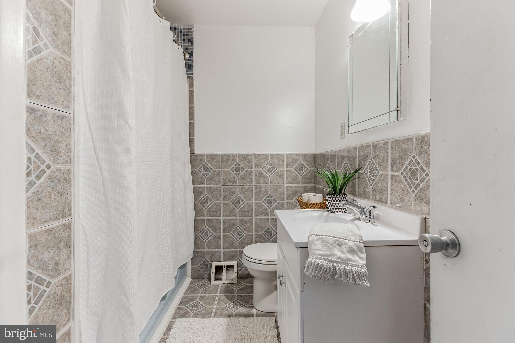 2941 Thunderhead Road Abington, PA 19001 - Photo 14 of 22 Hall Bath