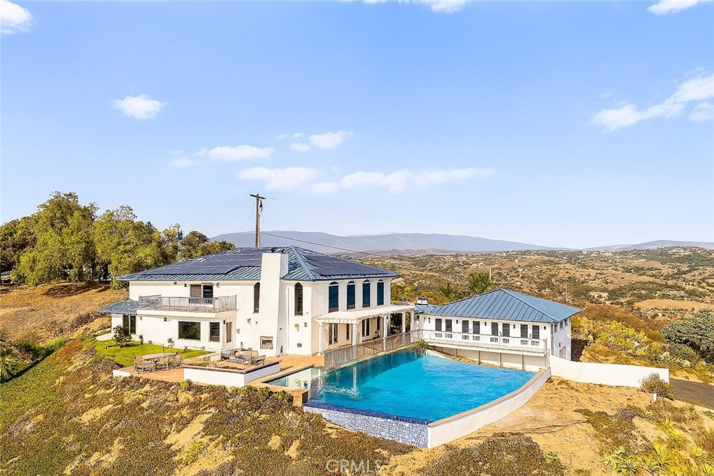 31460 Aquaduct Road Bonsall, CA 92003 - Photo 48 of 57 a view of a big room with large windows