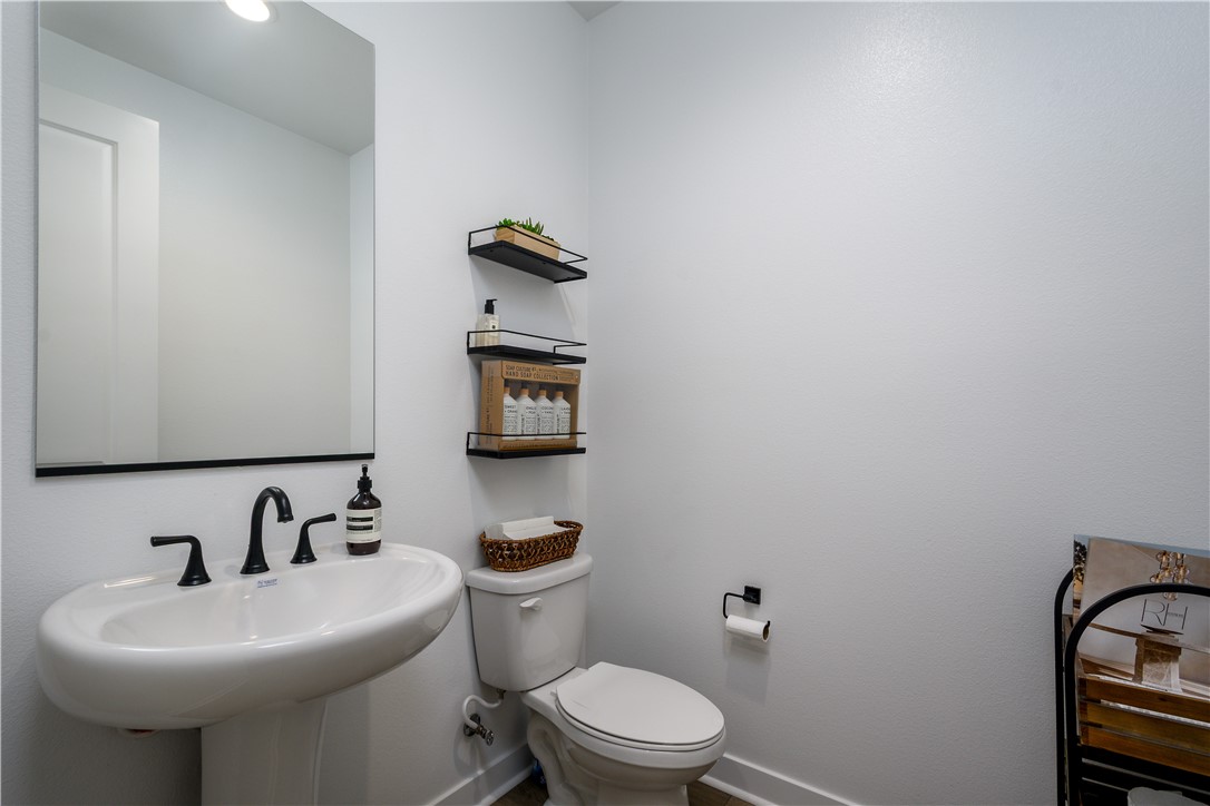 2821 Bridgetide Road Corona, CA 92883 - Photo 9 of 38 Guest bathroom room