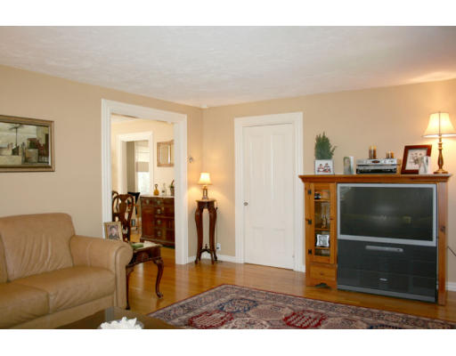 8 E Road Wayland, MA 01778 - Photo 5 of 17