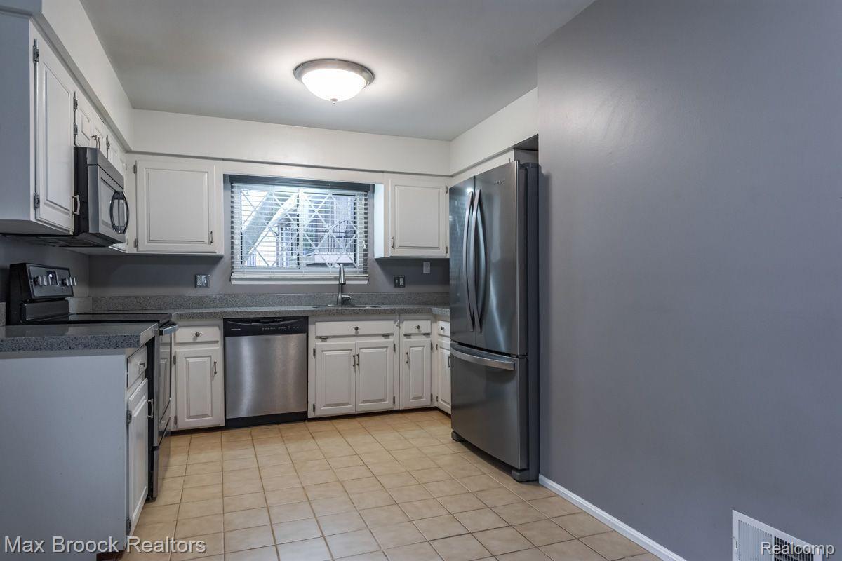 1898 Allenway Court Rochester, MI 48309 - Photo 12 of 33 Kitchen