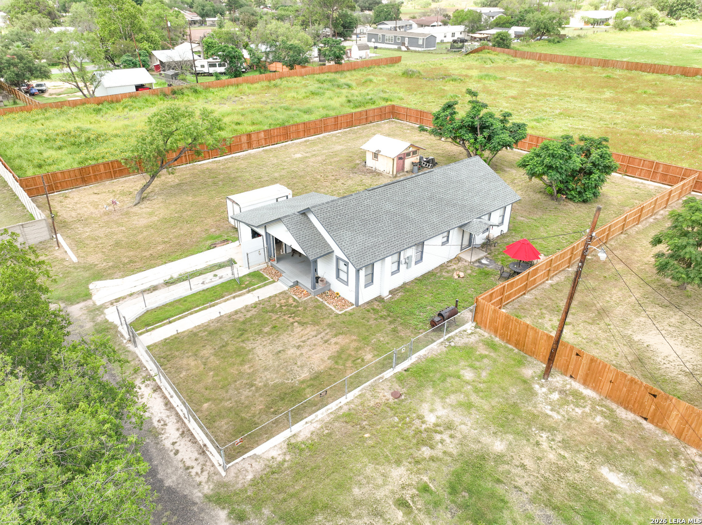 523 B Rossville Road Devine, TX 78016 - Photo 16 of 27