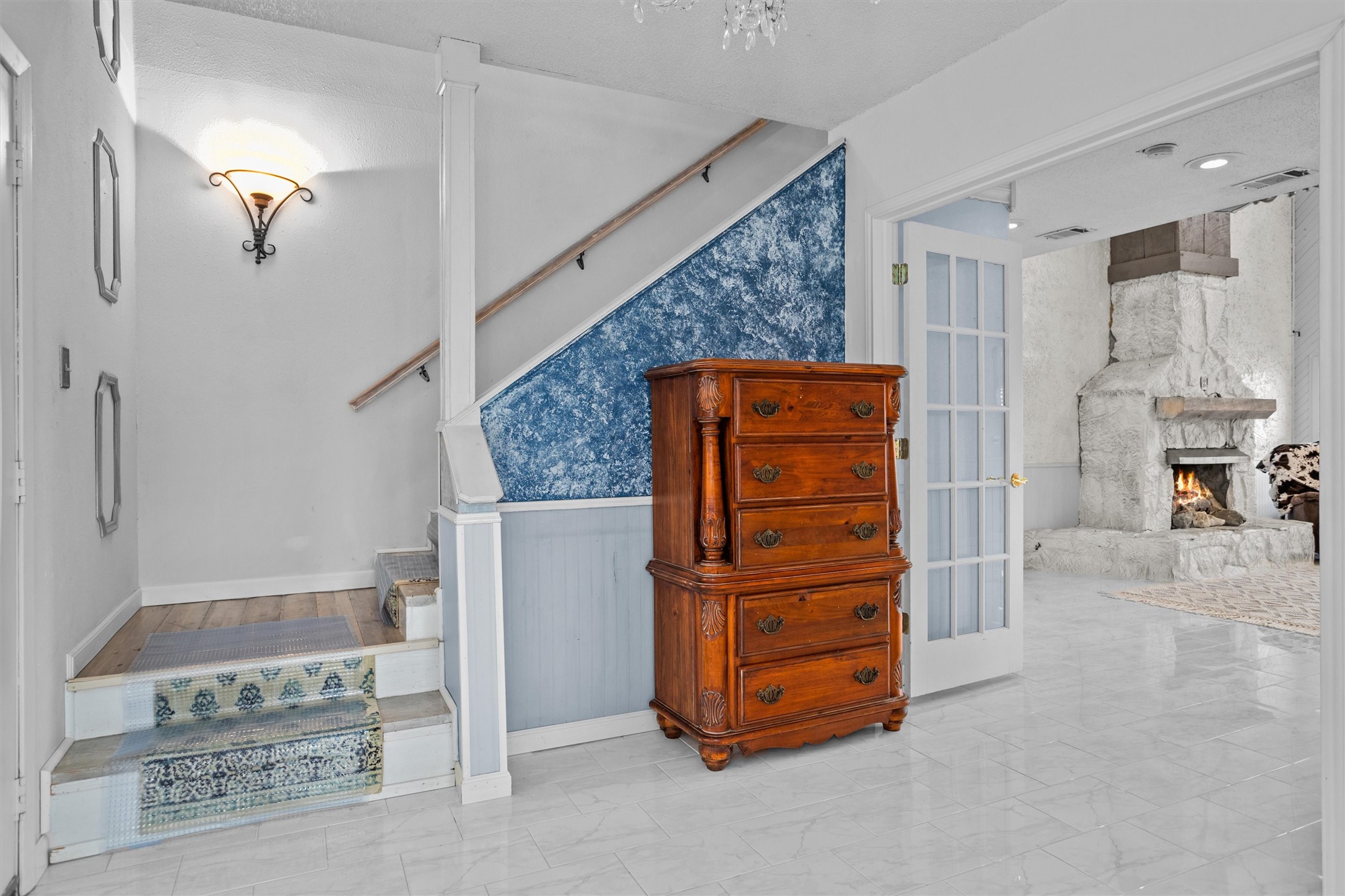 a view of a livingroom with furniture