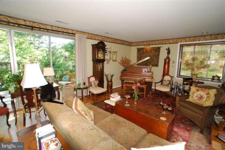 101 Cross Keys Road, Unit B Baltimore, MD 21210 - Photo 2 of 12 a room with musical instruments