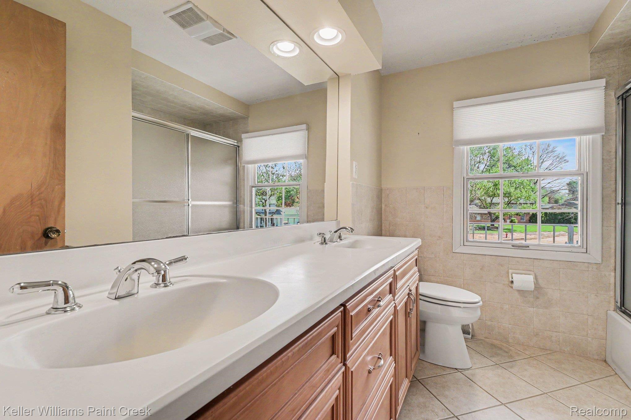 914 Croydon Road Rochester, MI 48309 - Photo 16 of 24 The second full hall bath services the additional bedrooms.
