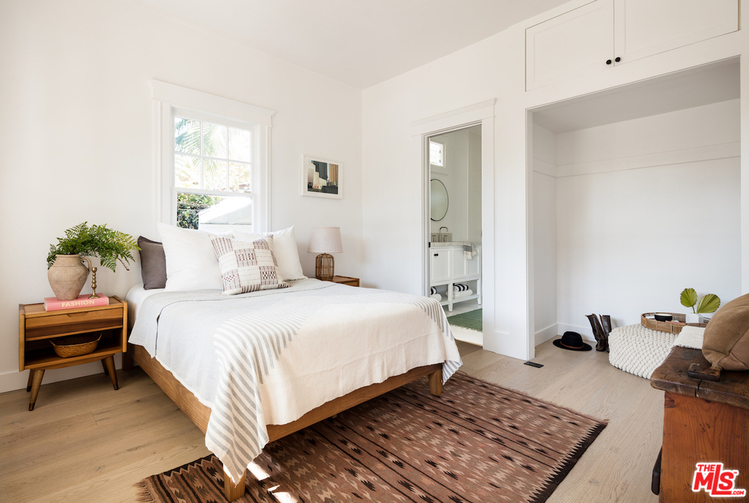 325 Brooks Avenue Venice, CA 90291 - Photo 16 of 25 a bedroom with a bed a rug and a window