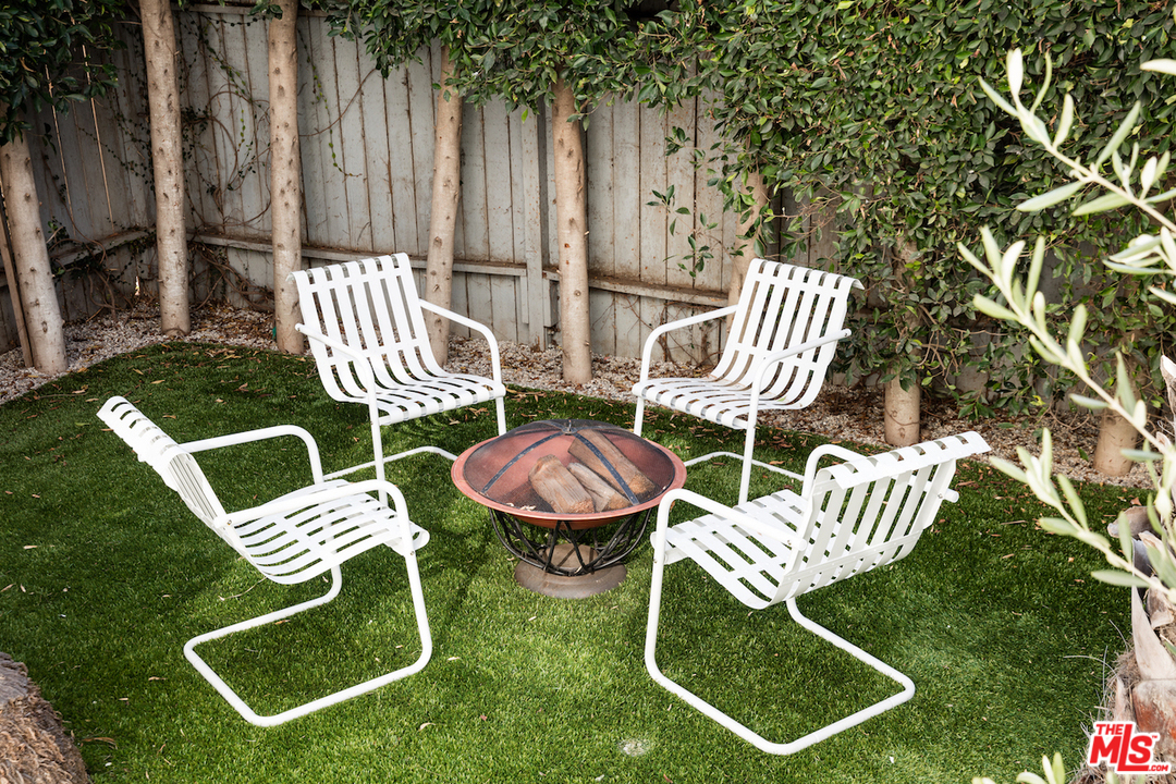 325 Brooks Avenue Venice, CA 90291 - Photo 25 of 25 a view of an outdoor sitting area in backyard