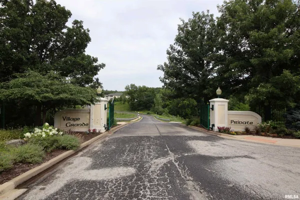 $465,000 | 5727 West Woodbriar Lane, Peoria, IL 61615