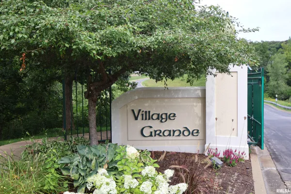 $465,000 | 5727 West Woodbriar Lane, Peoria, IL 61615