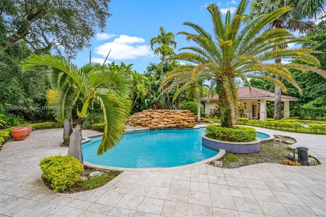 $4,050,000 | 10735 Southwest 58th Avenue, Pinecrest, FL 33156