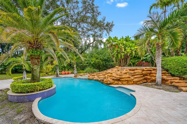$4,050,000 | 10735 Southwest 58th Avenue, Pinecrest, FL 33156