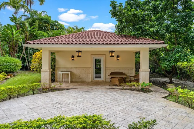 $4,050,000 | 10735 Southwest 58th Avenue, Pinecrest, FL 33156